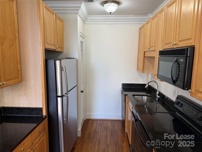 Building Photo - 515 N Church St