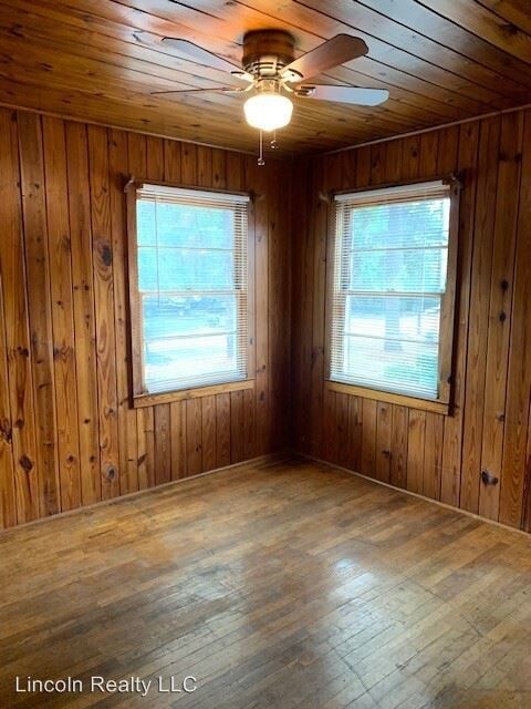 Building Photo - 106 E Mary St