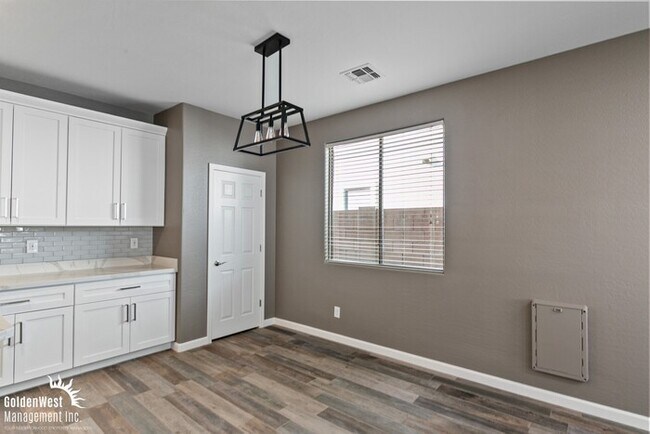 Foto del edificio - Stunning 4Bdm 3Ba Home with Modern Features in Waddell!