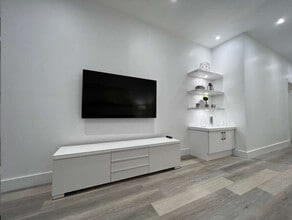 Building Photo - 1260 Rue Saint-André