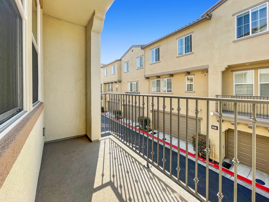 Foto principal - Modern Corner-Unit Townhome in the Heart of Sunnyvale