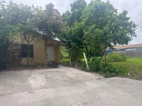 Building Photo - 4917 Serafica Dr