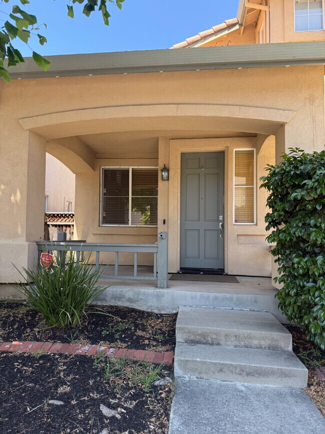 Foto del edificio - Beautiful 3 Bedroom, 2.5 Bathroom Home in Prime Pleasanton