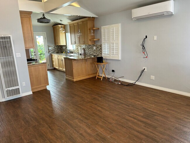 Building Photo - Beautiful 2b1b house with gorgeous quiet b...