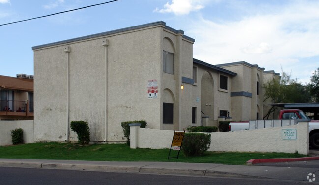 Building Photo - Muy Felices Casas