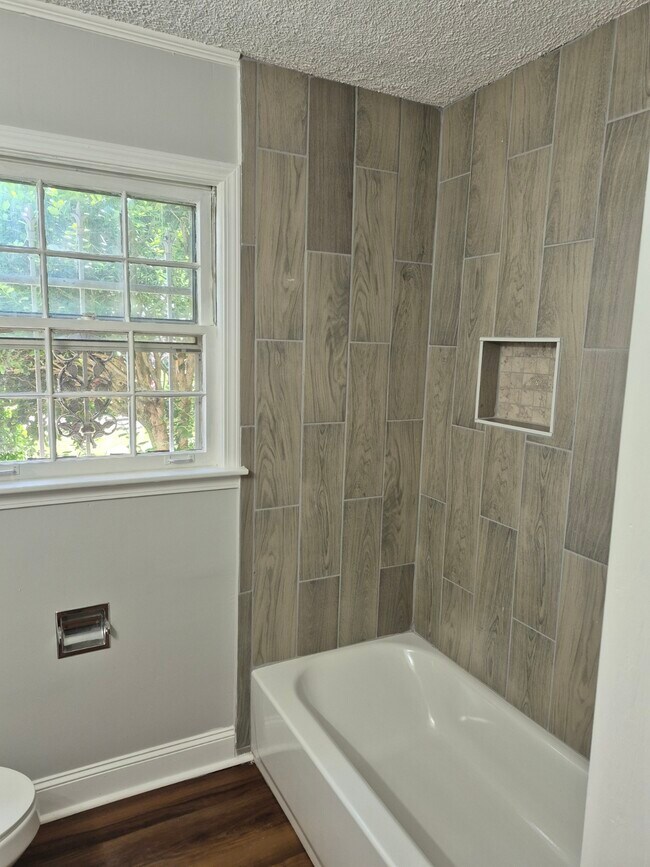 Foto del edificio - 3806 Blue Jay Rd