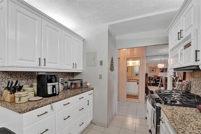 Building Photo - 3140 S Ocean Dr