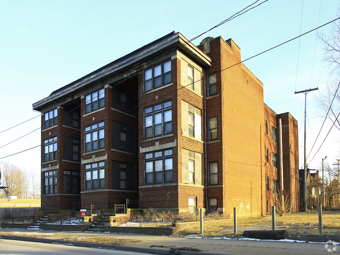 Foto principal - 8012 Carnegie Ave