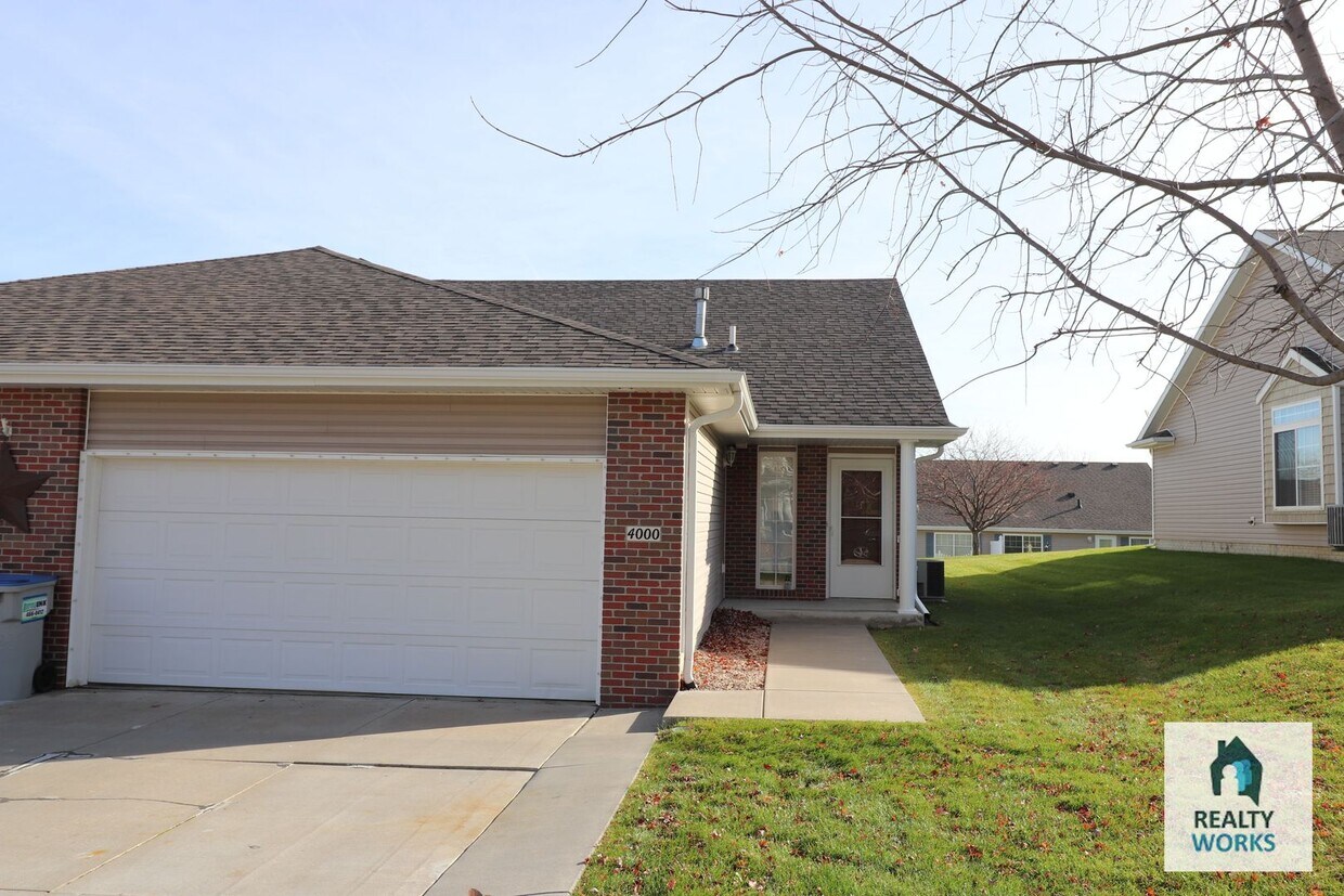 Primary Photo - 2 Bedroom 1.5 Bathroom Open Concept Duplex!