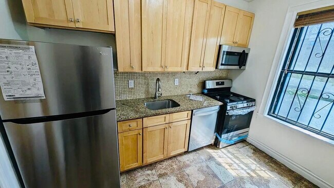 Foto del edificio - 118 Corbin Ave