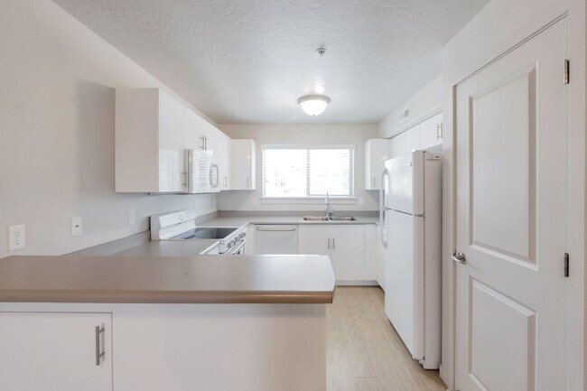 Building Photo - Beautiful Modern Orem Condo w free interne...