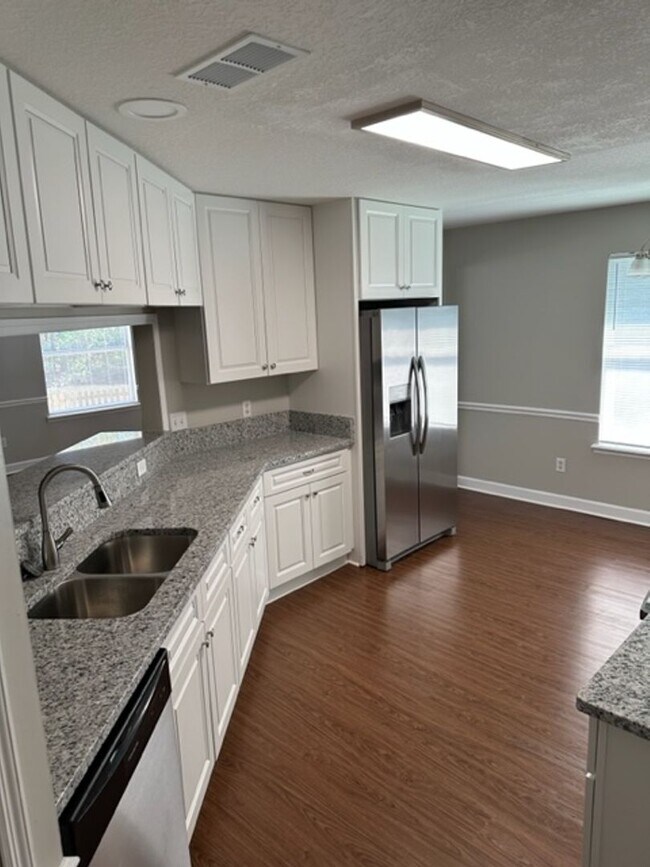 Building Photo - Ready for move in