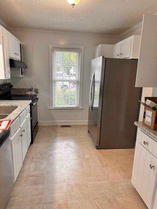 Building Photo - 912 S Hornbeam Dr