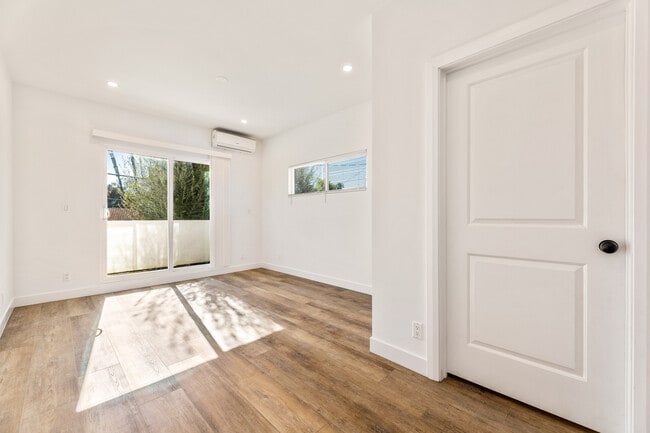 Building Photo - 5702 Vanalden Ave