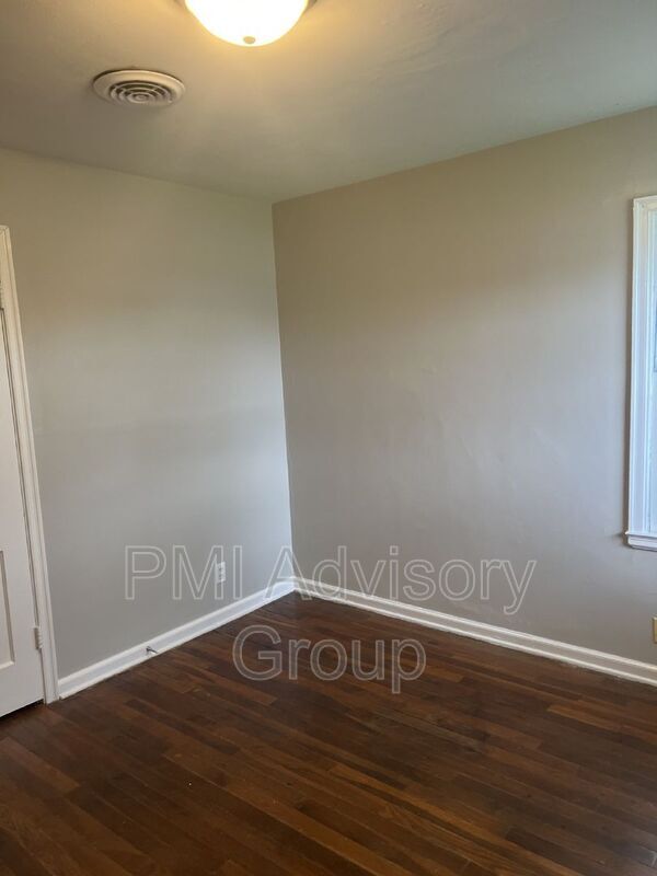 Building Photo - 2040 SW Medford Ave