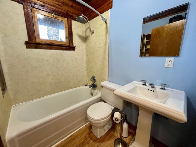 Building Photo - Charming 3-Story Home with Modern Amenities - Pet Friendly!