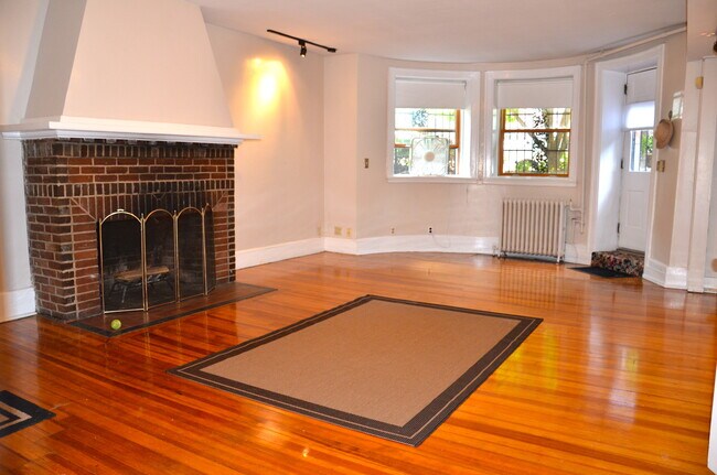 Building Photo - 458 Beacon St