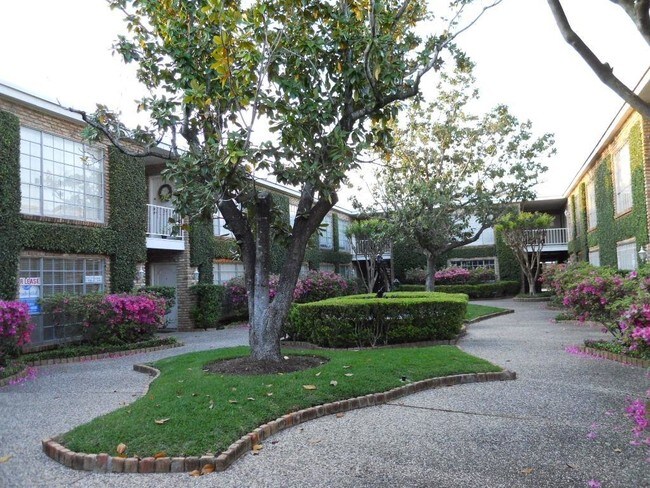 Building Photo - 2121 Fountain View Dr