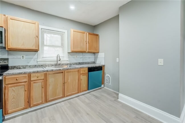 Building Photo - 311 Linden St