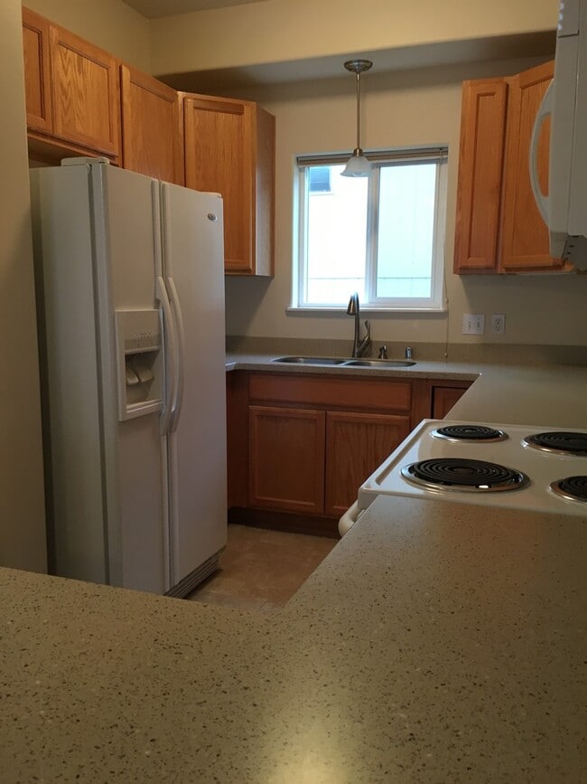 Building Photo - 9245 Commons Pl