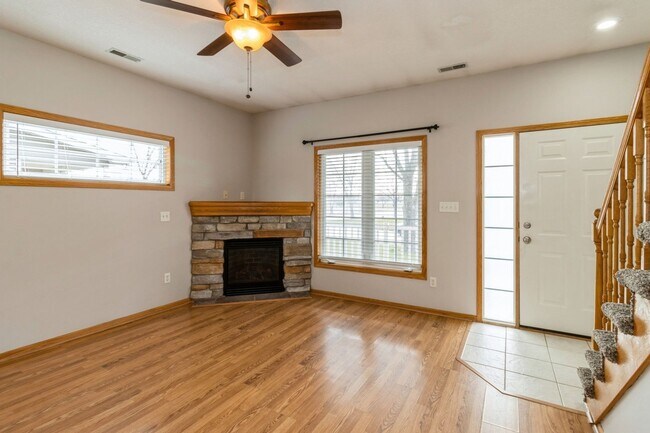 Foto del edificio - UPDATED TOWNHOME!! 2 Bed, 2.5 Bath Townhome in Ankeny