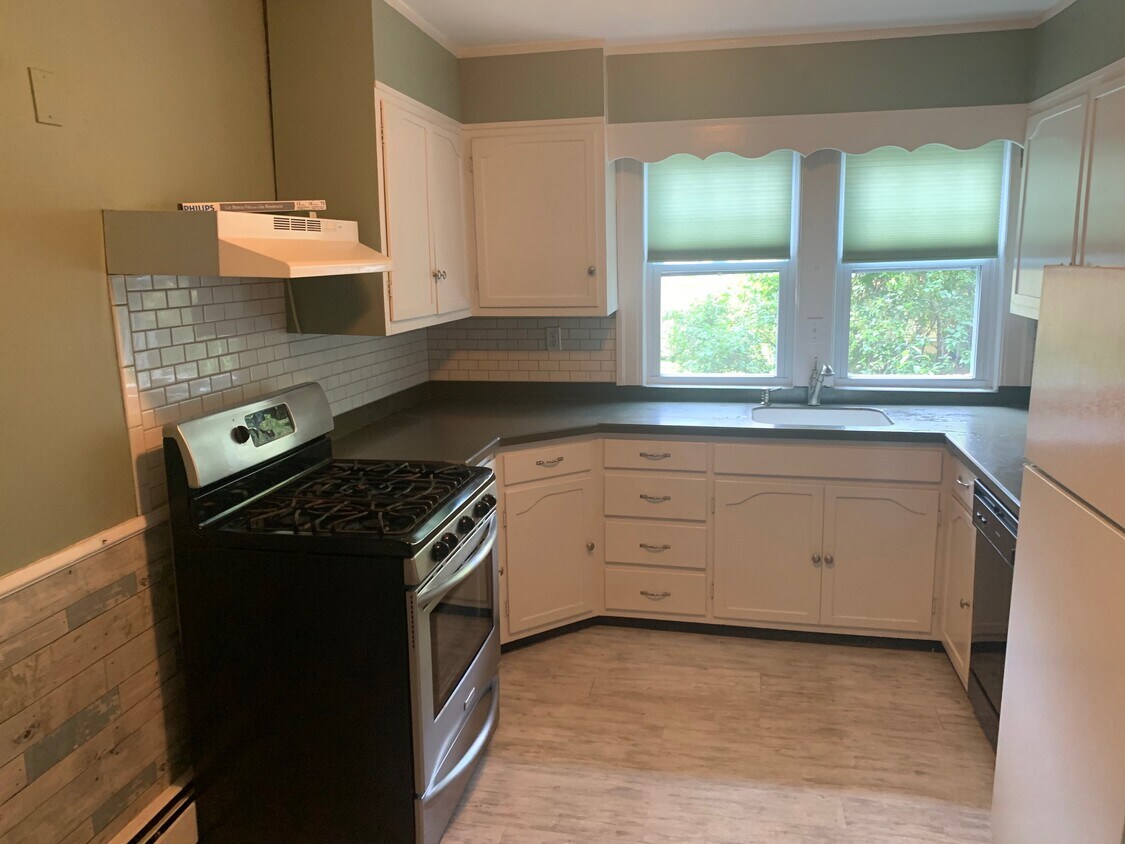 Primary Photo - 128 Russell St