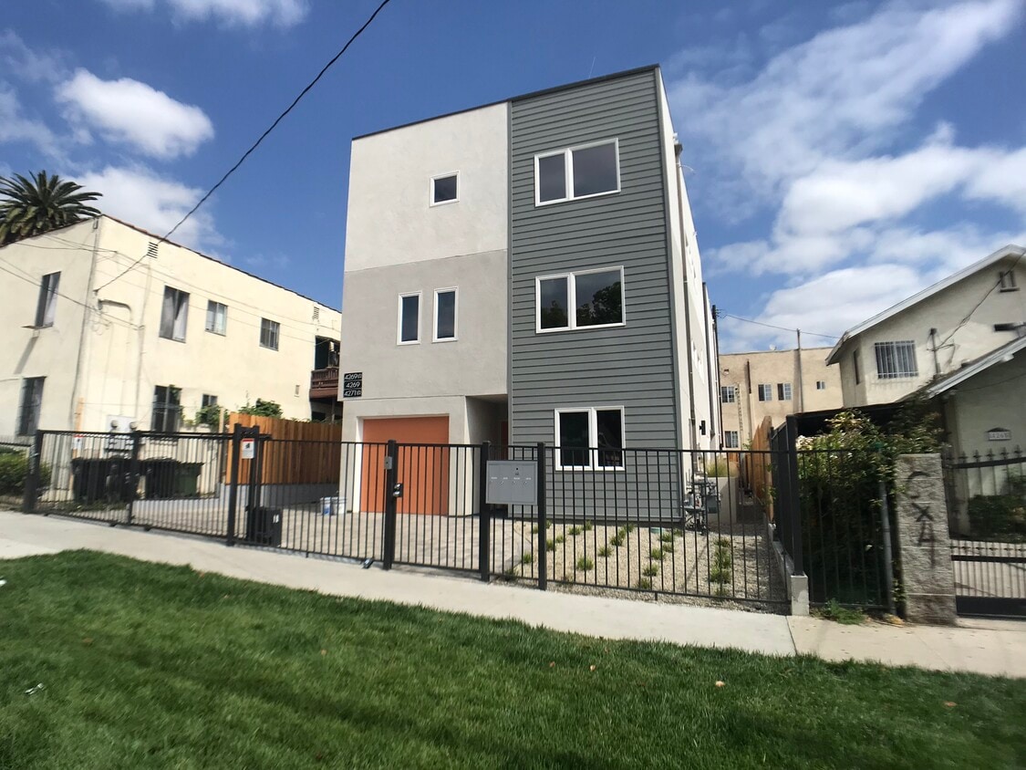 Photo - 4271 1/2 Rosewood Ave. (Los Angeles, CA)