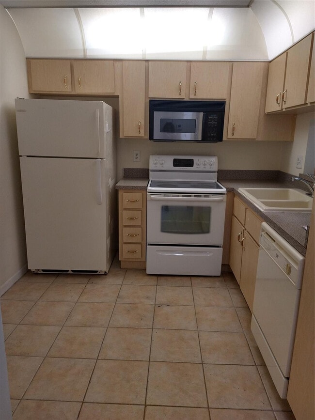 Building Photo - 8850 Royal Palm Blvd