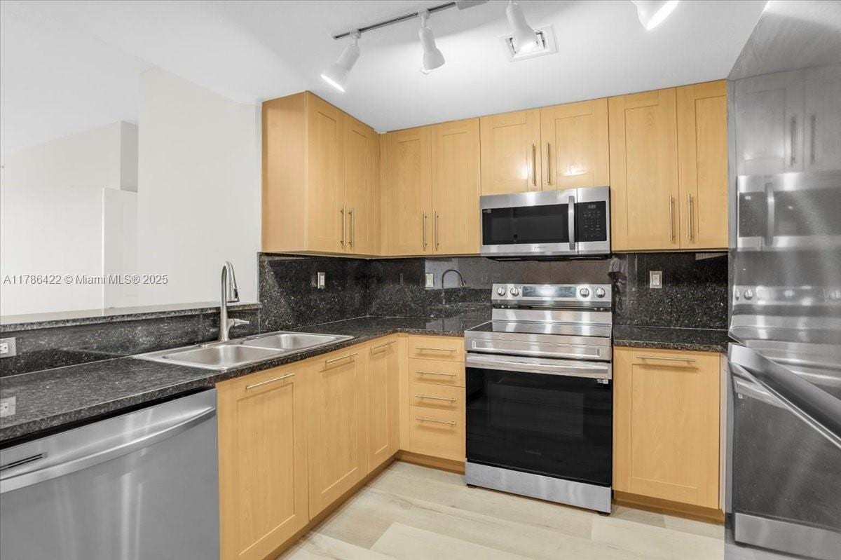 Foto principal - 511 SE 5th Ave