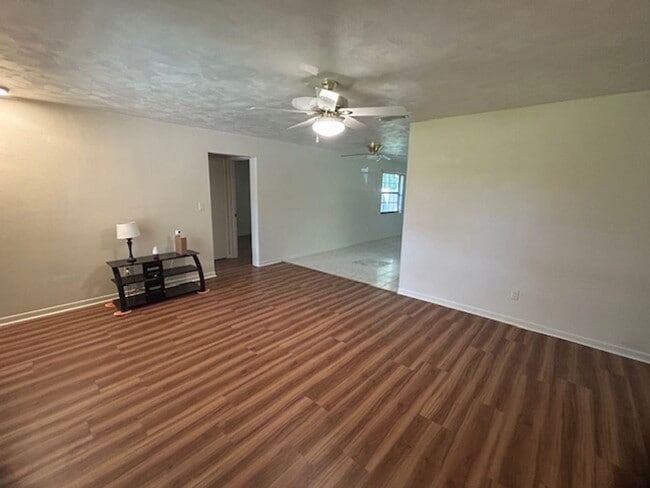Building Photo - Spacious 3/2/2 in a quiet neighborhood ava...