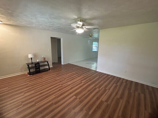 Foto del edificio - Spacious 3/2/2 in a quiet neighborhood available 9-1-25!