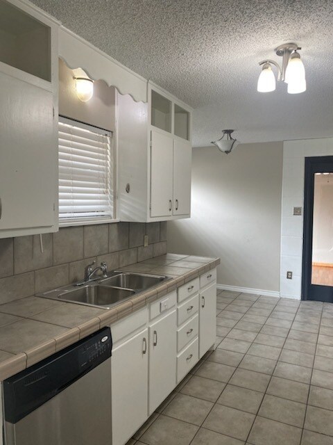 Building Photo - 3 bed 2 bath with large backyard!