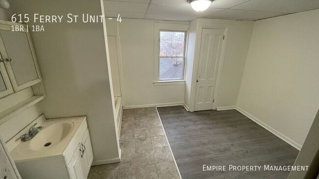 Building Photo - 3rd Floor-1 Bedroom/ 1 Bathroom Apartment ...