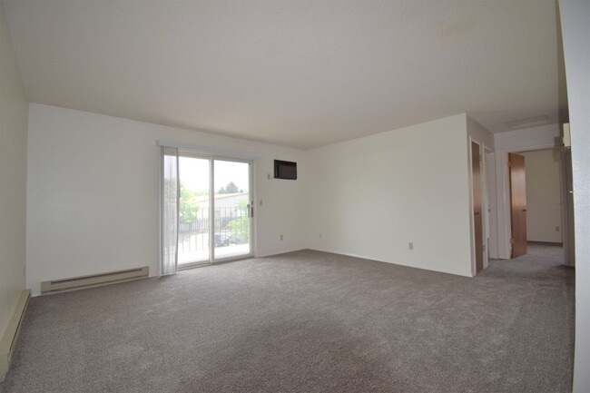 Foto del edificio - Top Floor Two Bedroom! Great Cental Location