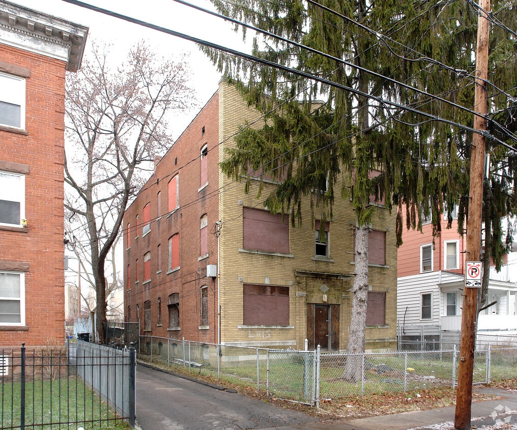 Primary Photo - 17 Cabot St