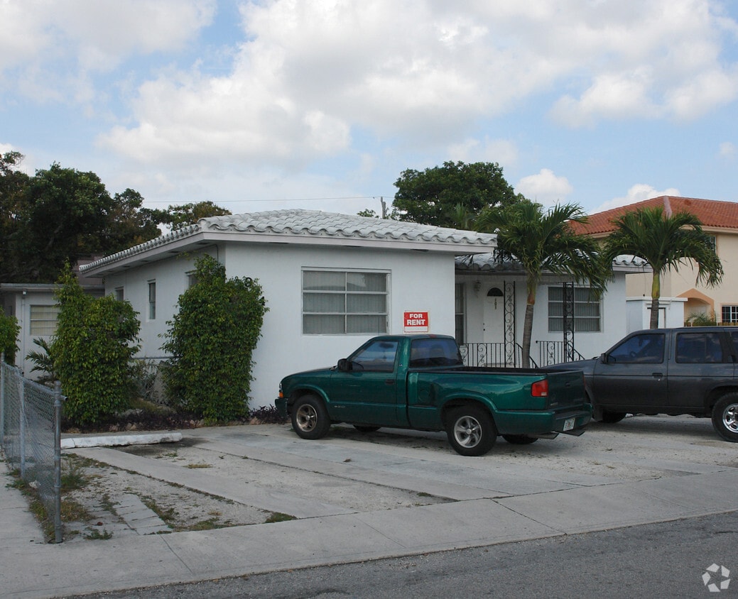 Building Photo - 924 N 18th Ct