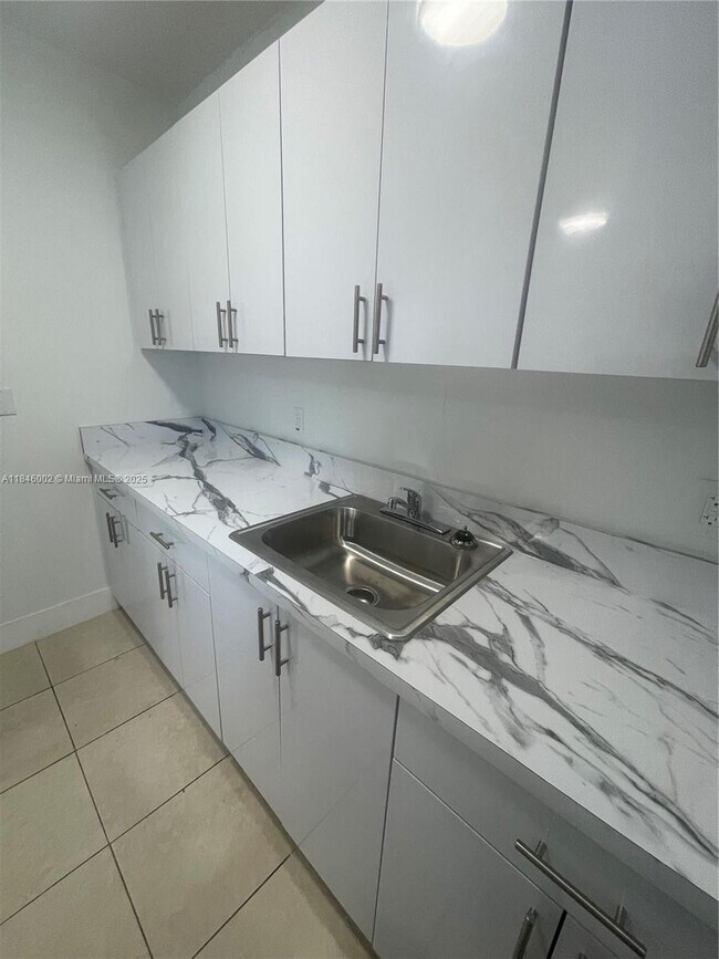Foto del edificio - 553 SW 7th St