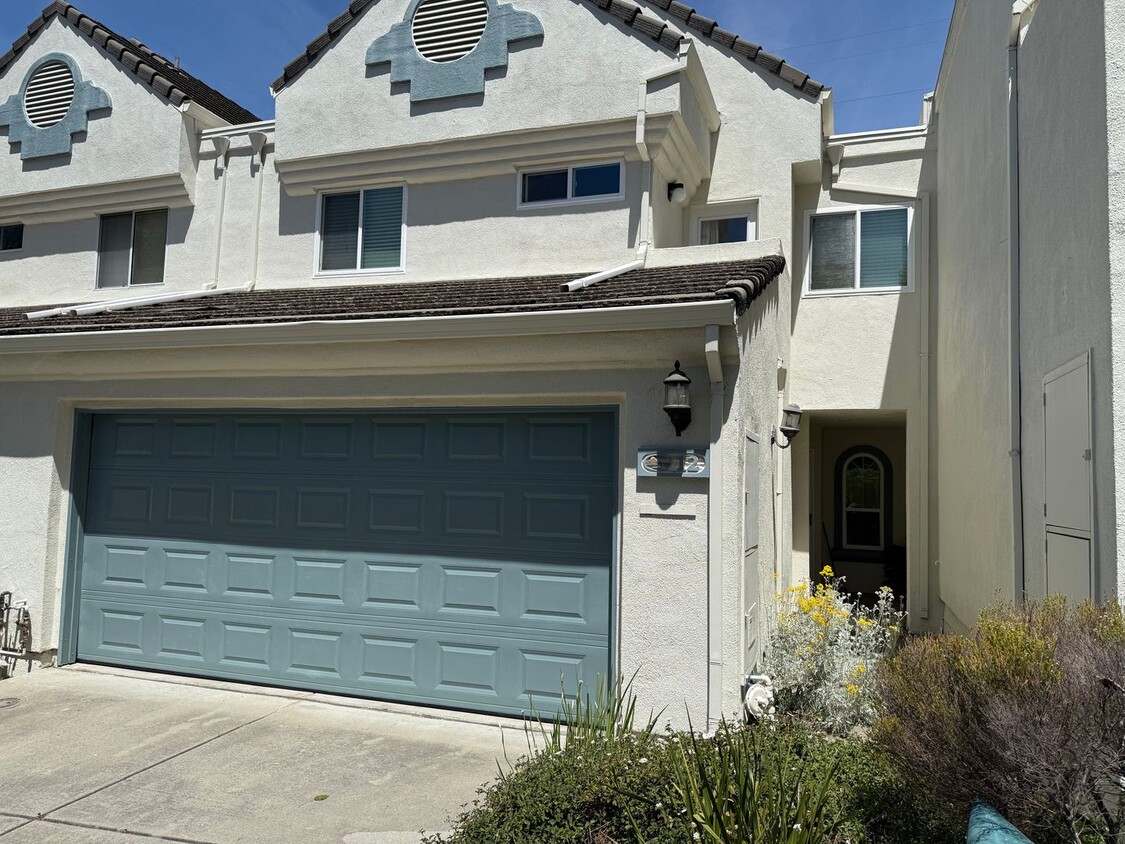 Primary Photo - Gorgeous 3 bedroom 2.5 bath 2 story Townho...