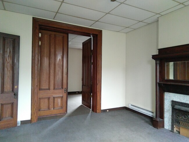 living room - 317 S Broadway St
