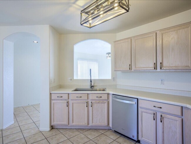 Building Photo - 3 Bedroom 2 Bathroom