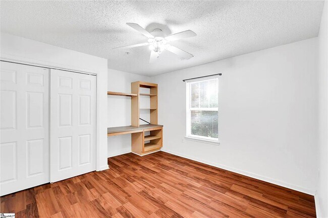 Foto del edificio - 1412 Harts Ridge Dr