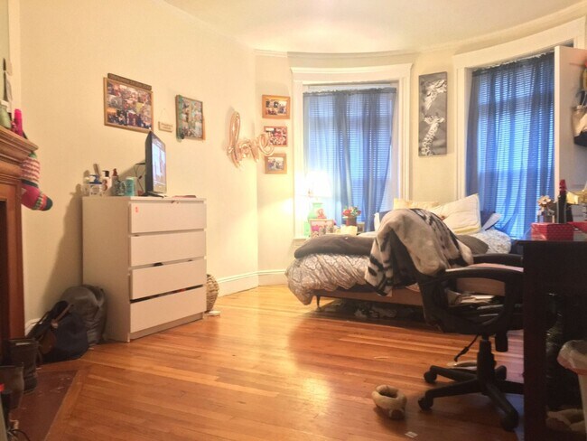 Foto del edificio - Brookline 4Bed Near B, C, D Lines!