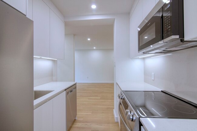 Building Photo - 4557 Rue Sherbrooke O