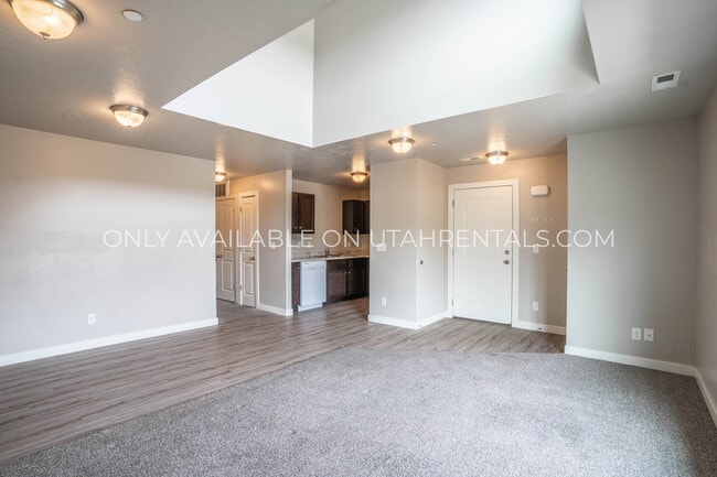 Building Photo - 1936 N Geneva Rd