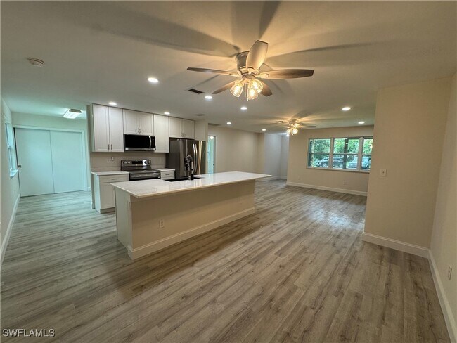 Foto del edificio - 221 18th Ave NW