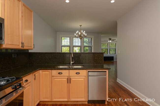 Building Photo - 7626 N Eastlake Terrace