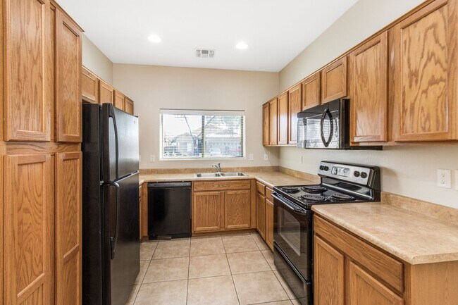 Foto del edificio - Bright Open Living & a Patio Perfect for Relaxing!