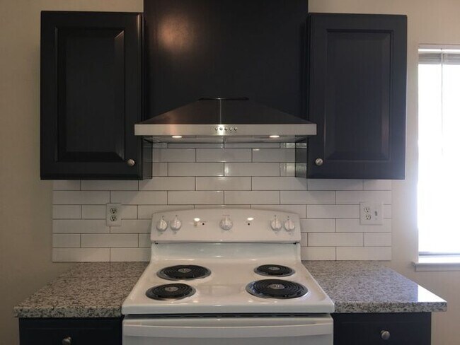 Building Photo - Upstairs 2 Bedroom - Carport / Washer-Drye...