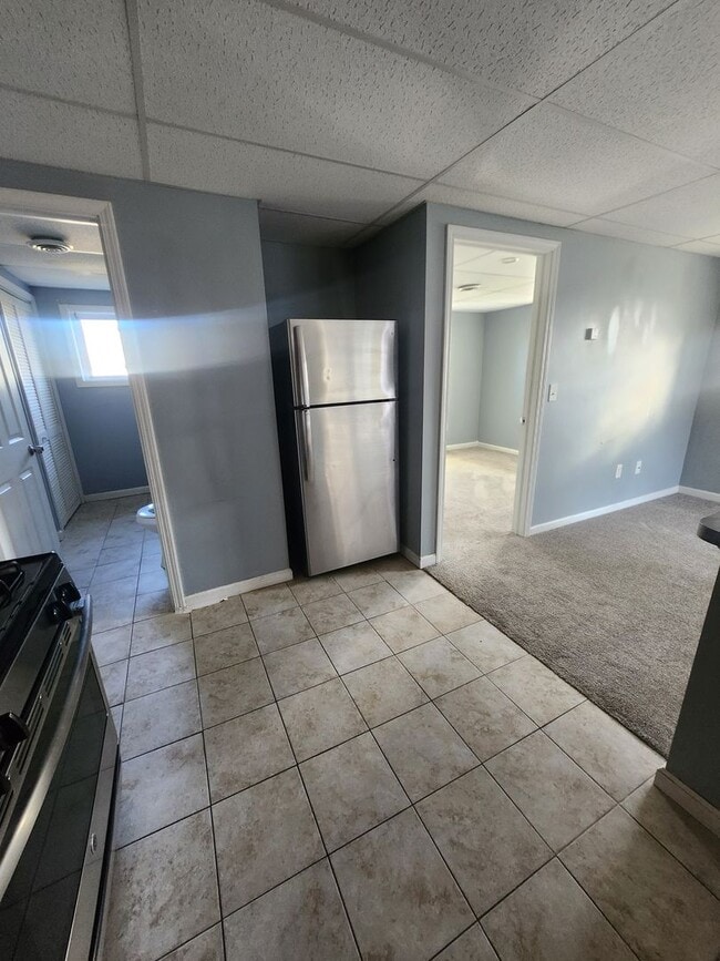 Building Photo - Lower one bedroom unit everything included.