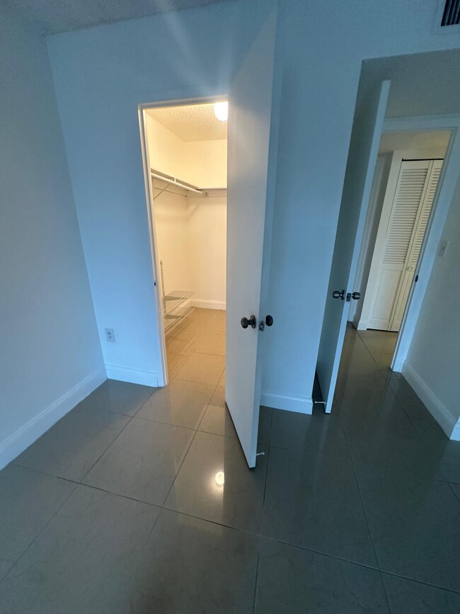 Foto del edificio - 5100 NW 7th St